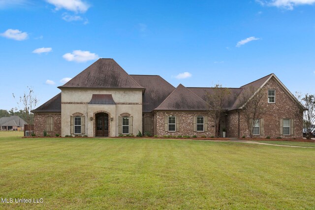 view of front facade with a front yard