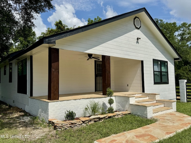 716 New Orleans St, Hattiesburg, MS 39401 - view of front facade featuring a ceiling fan and covered porch