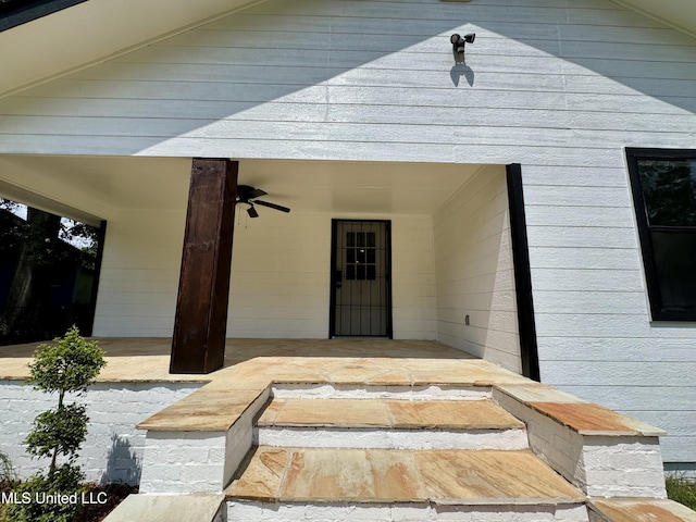 716 New Orleans St, Hattiesburg, MS 39401 - property entrance featuring ceiling fan