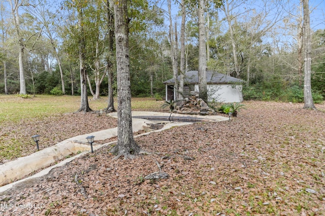 view of yard with an outbuilding