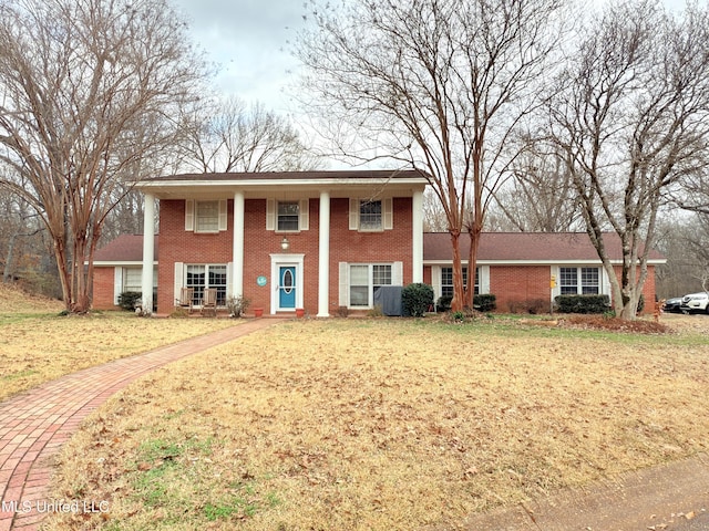 588 Robin Rd, Grenada, MS 38901 - greek revival house featuring a front yard