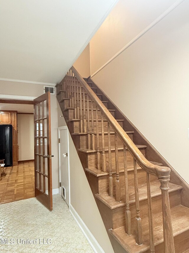 588 Robin Rd, Grenada, MS 38901 - stairs with ornamental molding