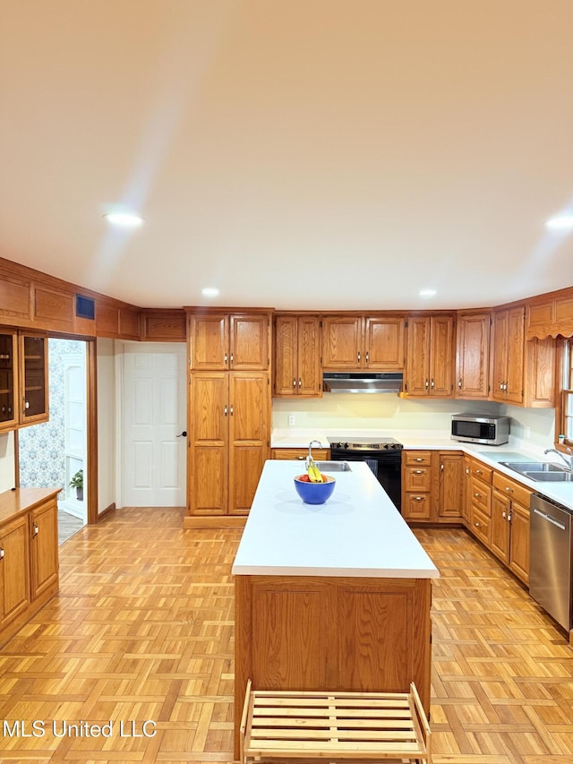 588 Robin Rd, Grenada, MS 38901 - kitchen with sink, stainless steel appliances, light parquet floors, and a kitchen island