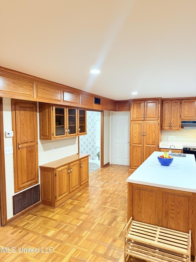 588 Robin Rd, Grenada, MS 38901 - kitchen featuring light parquet floors and a center island with sink