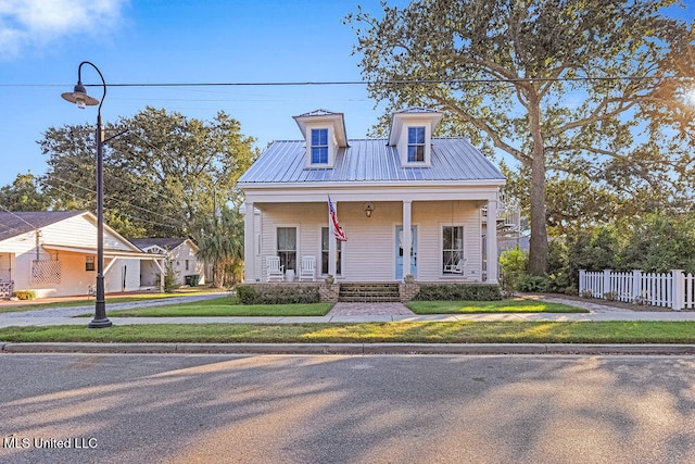 view of front facade featuring a porch and a front lawn