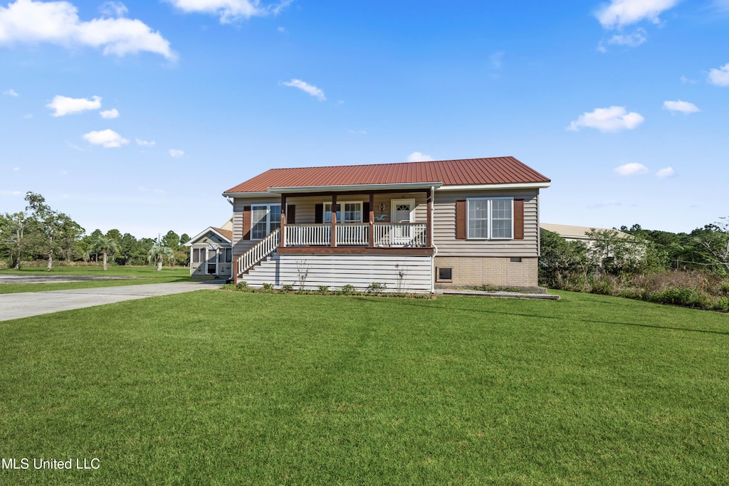 view of front facade with a porch and a front lawn