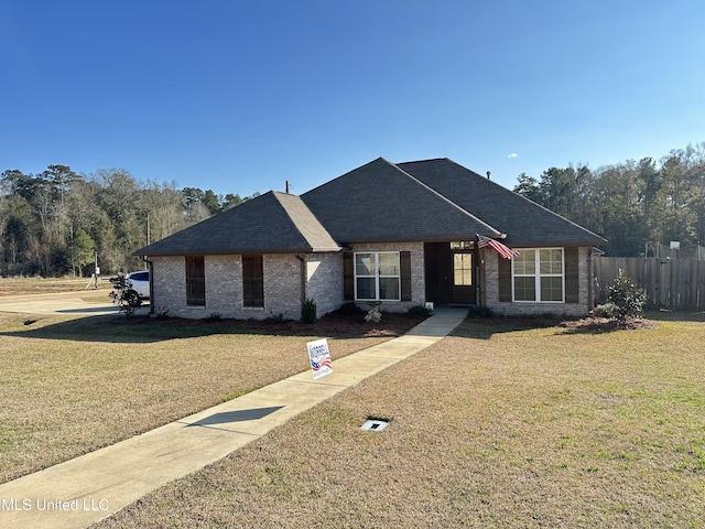 view of front of property featuring a front lawn