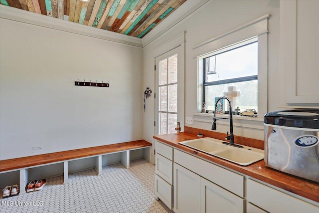 849 Athens Rd, Mendenhall, MS 39114 - mudroom featuring a sink