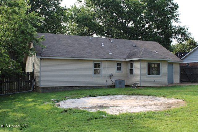 7671 Brookwood Pl, Southaven, MS 38671 - back of house featuring a shingled roof