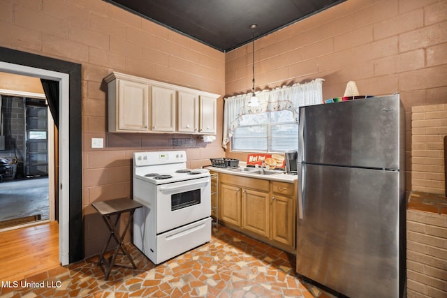 kitchen featuring stainless steel refrigerator, sink, pendant lighting, light wood-type flooring, and electric range