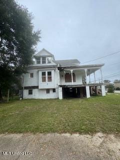 view of front of property featuring a front yard