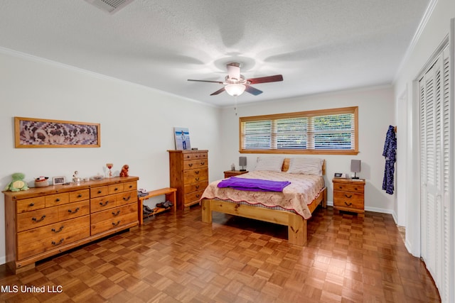bedroom featuring a closet, crown molding, visible vents, baseboards, and ceiling fan