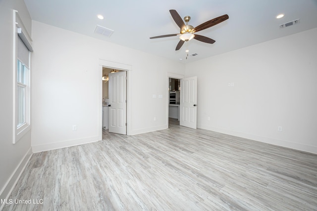 empty room featuring light hardwood / wood-style floors and ceiling fan