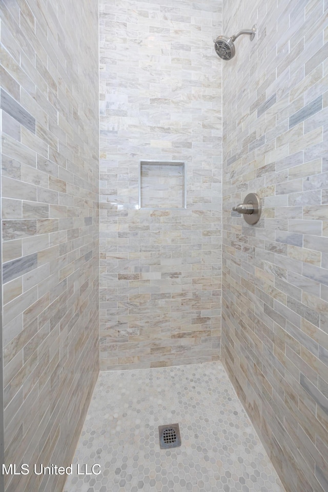 full bathroom featuring tiled shower