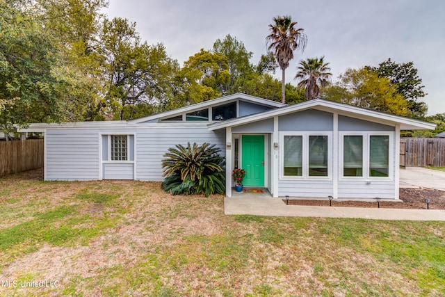 view of front of home featuring a front lawn