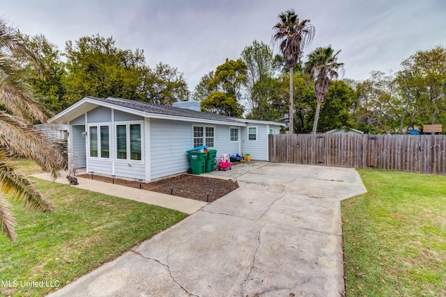 view of front of property with a front lawn