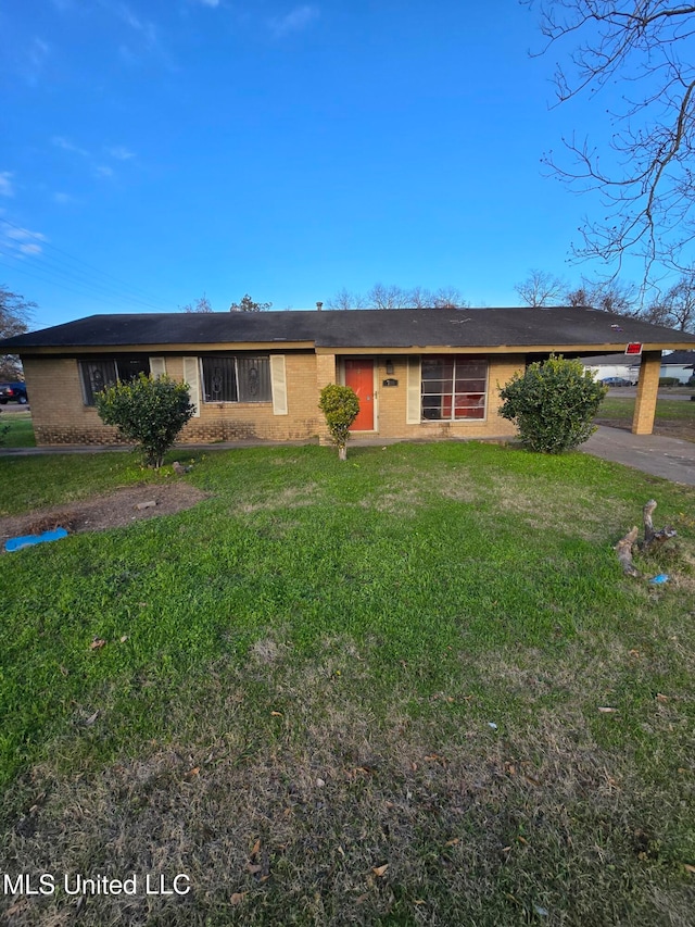 ranch-style home with a front yard