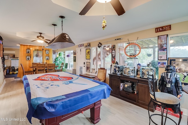 playroom with light wood-type flooring, a wealth of natural light, crown molding, and ceiling fan