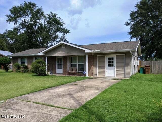 single story home with a porch and a front yard