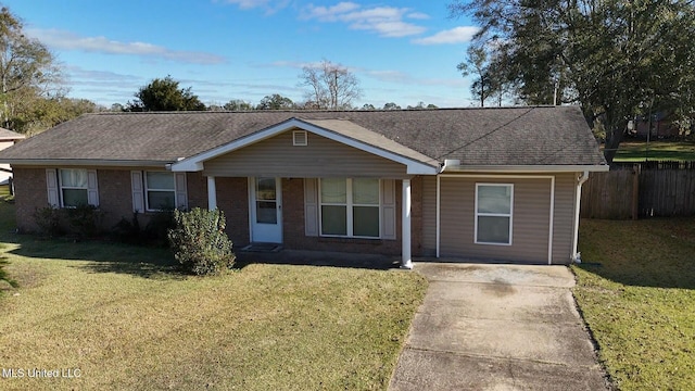 ranch-style home featuring a front lawn