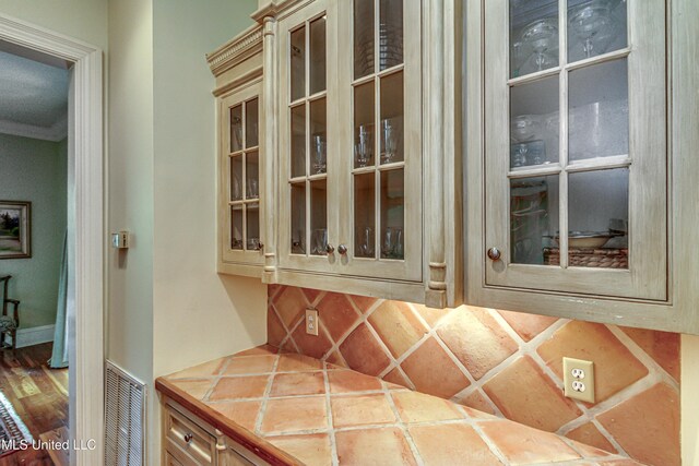 338 Hillview Dr, Ridgeland, MS 39157 - room details featuring crown molding and backsplash