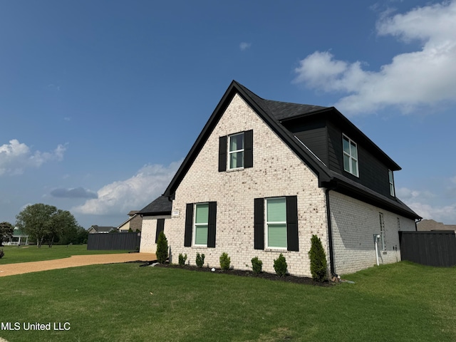 view of front of property featuring a front yard