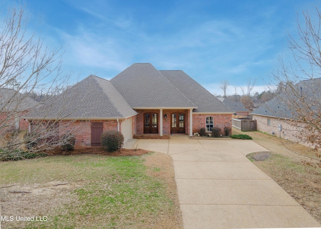 view of front facade featuring a front yard