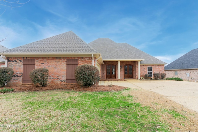 view of front of property featuring a front yard