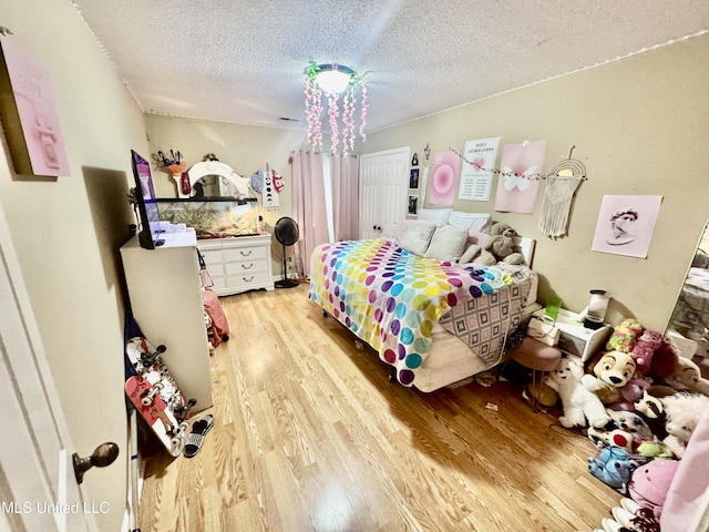 7264 Flower Creek Dr, Southaven, MS 38671 - bedroom with light wood-style floors and a textured ceiling