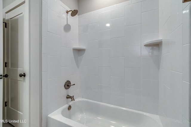 bathroom with tiled shower / bath