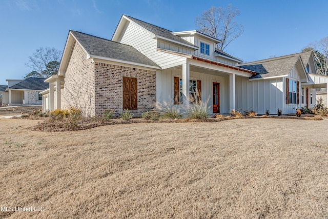 601 Cobalt Way, Brandon, MS 39042 - modern farmhouse featuring board and batten siding, an attached garage, a shingled roof, and a front lawn
