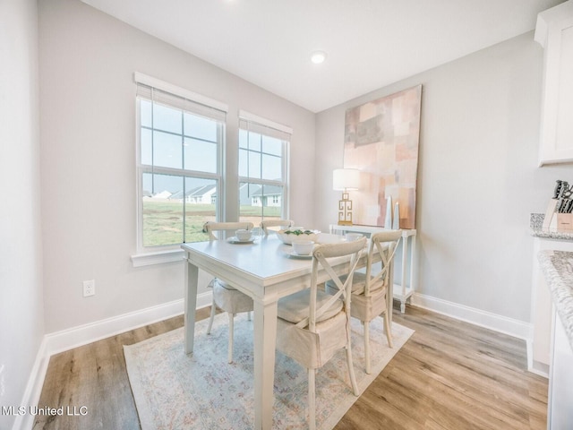 dining area with recessed lighting, light wood-style flooring, and baseboards