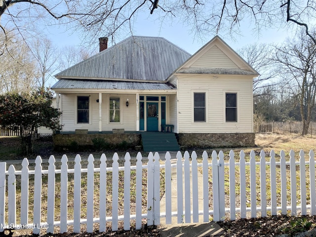 view of front of property featuring covered porch