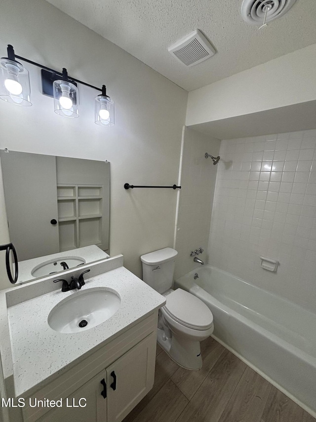 747 Cumberland Cv, Southaven, MS 38671 - bathroom with wood finished floors, a textured ceiling, shower / washtub combination, and visible vents