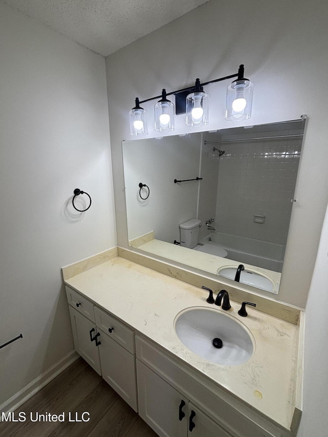 747 Cumberland Cv, Southaven, MS 38671 - full bath featuring toilet, vanity, shower / tub combination, wood finished floors, and a textured ceiling