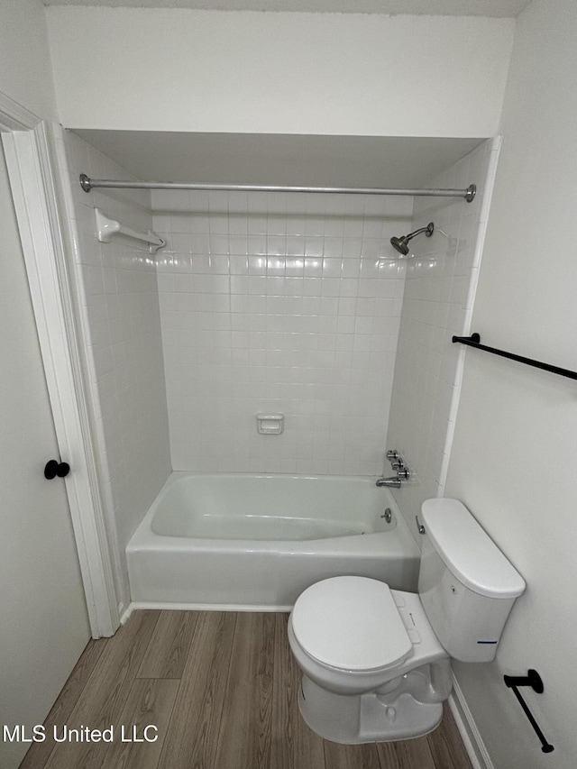 747 Cumberland Cv, Southaven, MS 38671 - full bath featuring shower / bathing tub combination, toilet, and wood finished floors