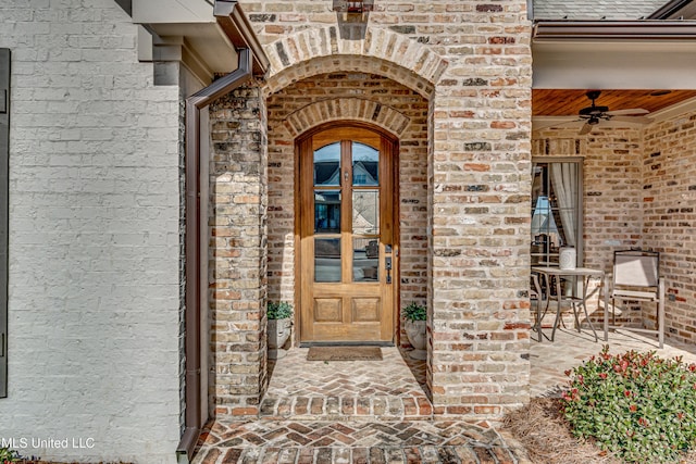 property entrance featuring ceiling fan