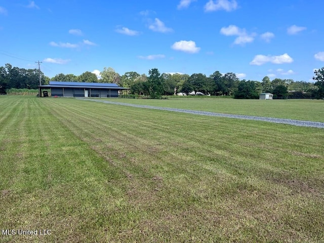 view of yard featuring a rural view