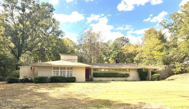 view of front of property with a front yard