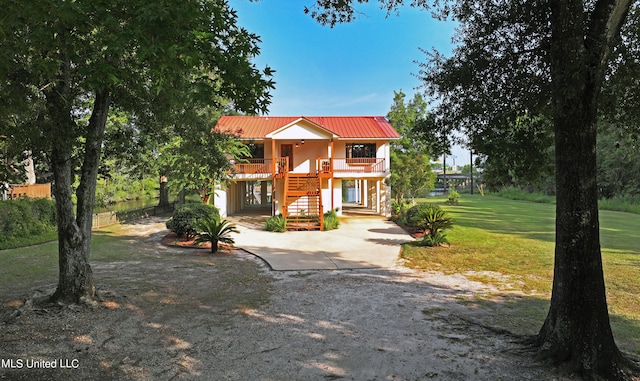 view of front of house with a front lawn and covered porch