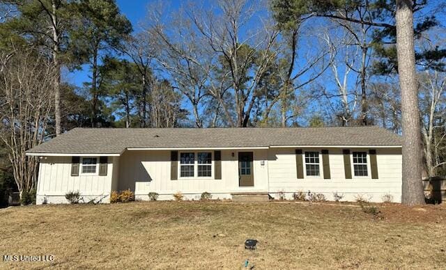 ranch-style home featuring a front lawn