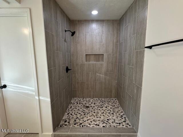 bathroom featuring tiled shower