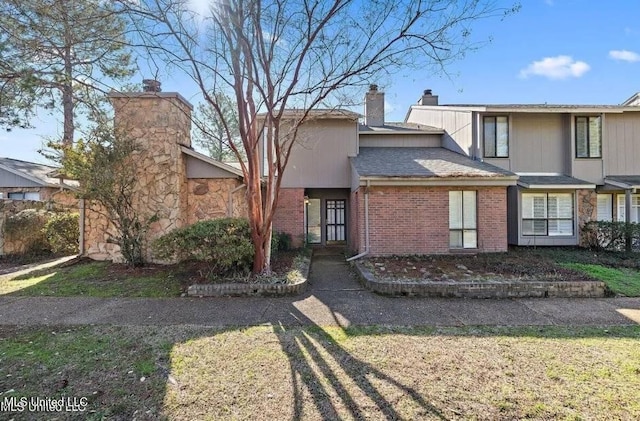 view of front facade featuring a front yard