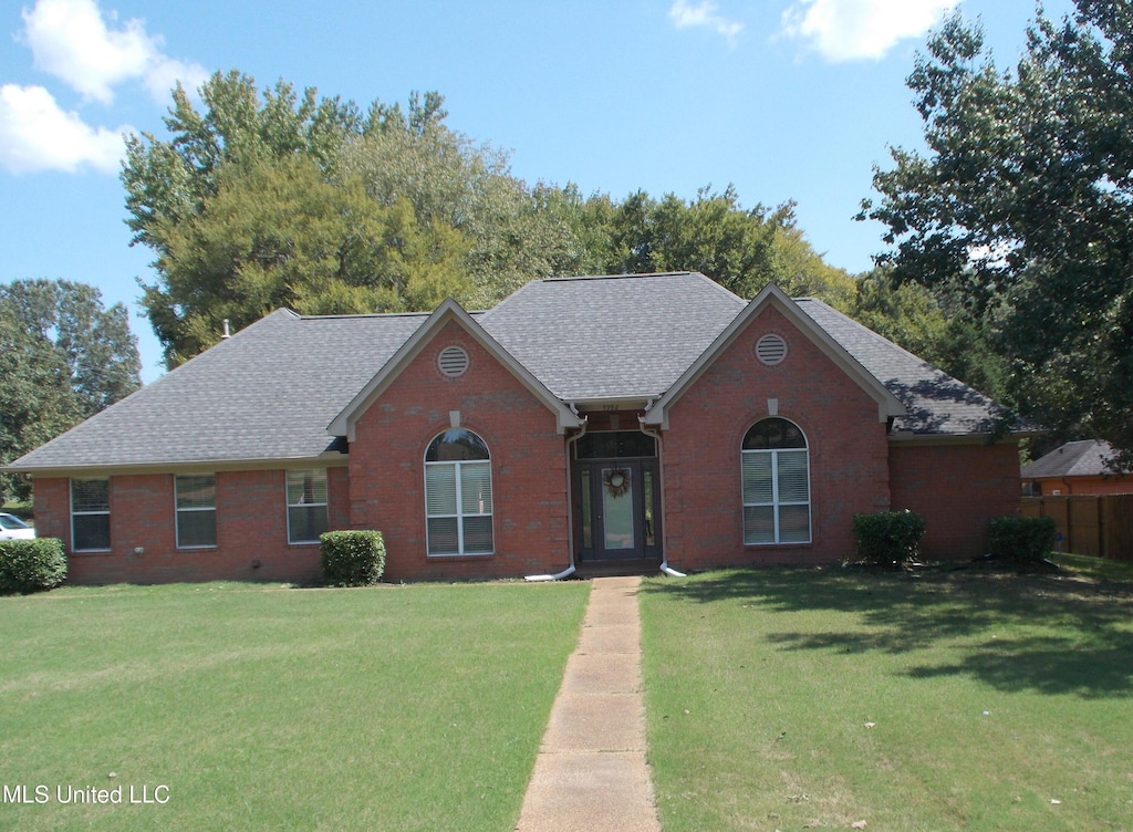 view of front of property featuring a front lawn