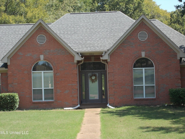 view of front of house featuring a front lawn