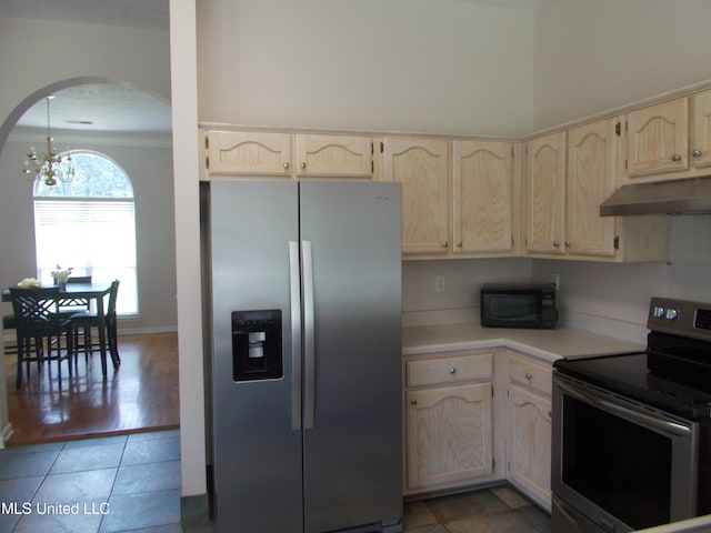 kitchen featuring appliances with stainless steel finishes, a notable chandelier, dark hardwood / wood-style floors, and crown molding