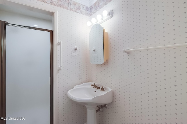 bathroom featuring sink