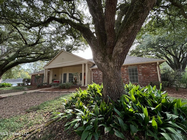 ranch-style home featuring a porch