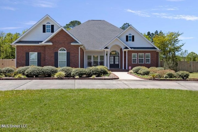 view of front of property featuring a front lawn