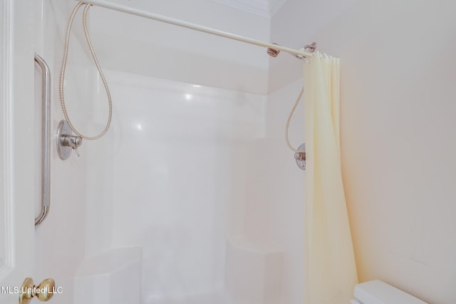 696 Aukai Pl, Diamondhead, MS 39525 - bathroom with a shower with curtain, toilet, and crown molding